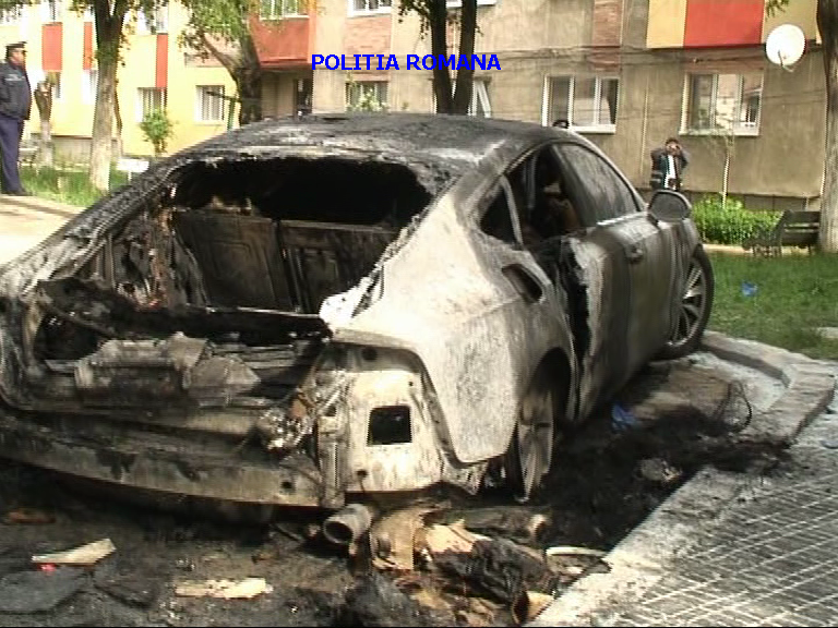 O masina luxoasa a fost incendiata in orasul Vulcan. Vezi aici ce s-a intamplat