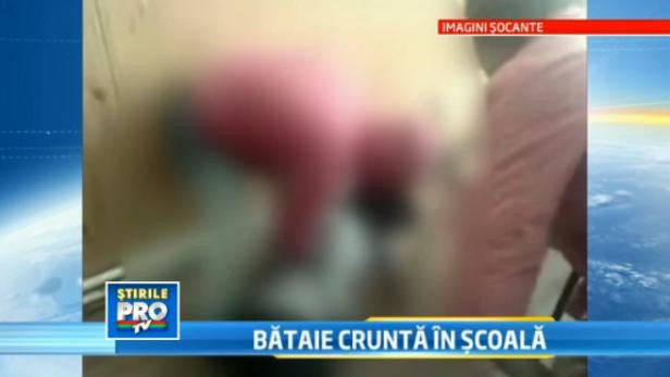 IMAGINI SOCANTE: O eleva orfana, umilita si batuta de o colega in scoala. Ambele au fost sanctionate