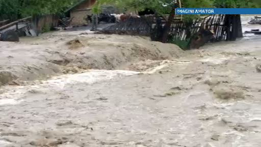 Oameni salvati cu barca de pompieri si gospodarii inundate, dupa potopul din ultimele zile