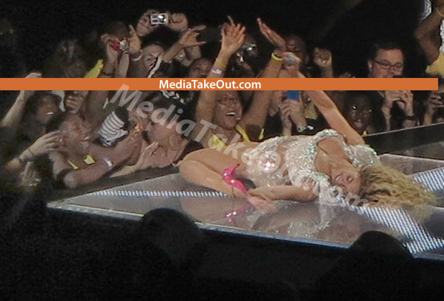 Fanii au fost dezgustati de imaginea afisata de cea mai frumoasa femeie in timpul unui concert. FOTO