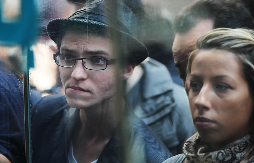 Oamenii care au investit in Facebook isi vand actiunile in masa. Pretul a scazut sub 29 dolari