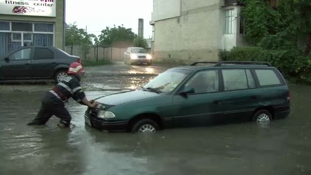 COD PORTOCALIU de inundatii, prelungit. Imagini din zonele in care drumurile nu se vad de apa
