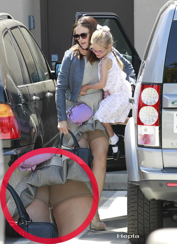 Fiica a dat-o de gol. Articolul vestimentar pe care paparazzi nu trebuiau sa-l vada vreodata