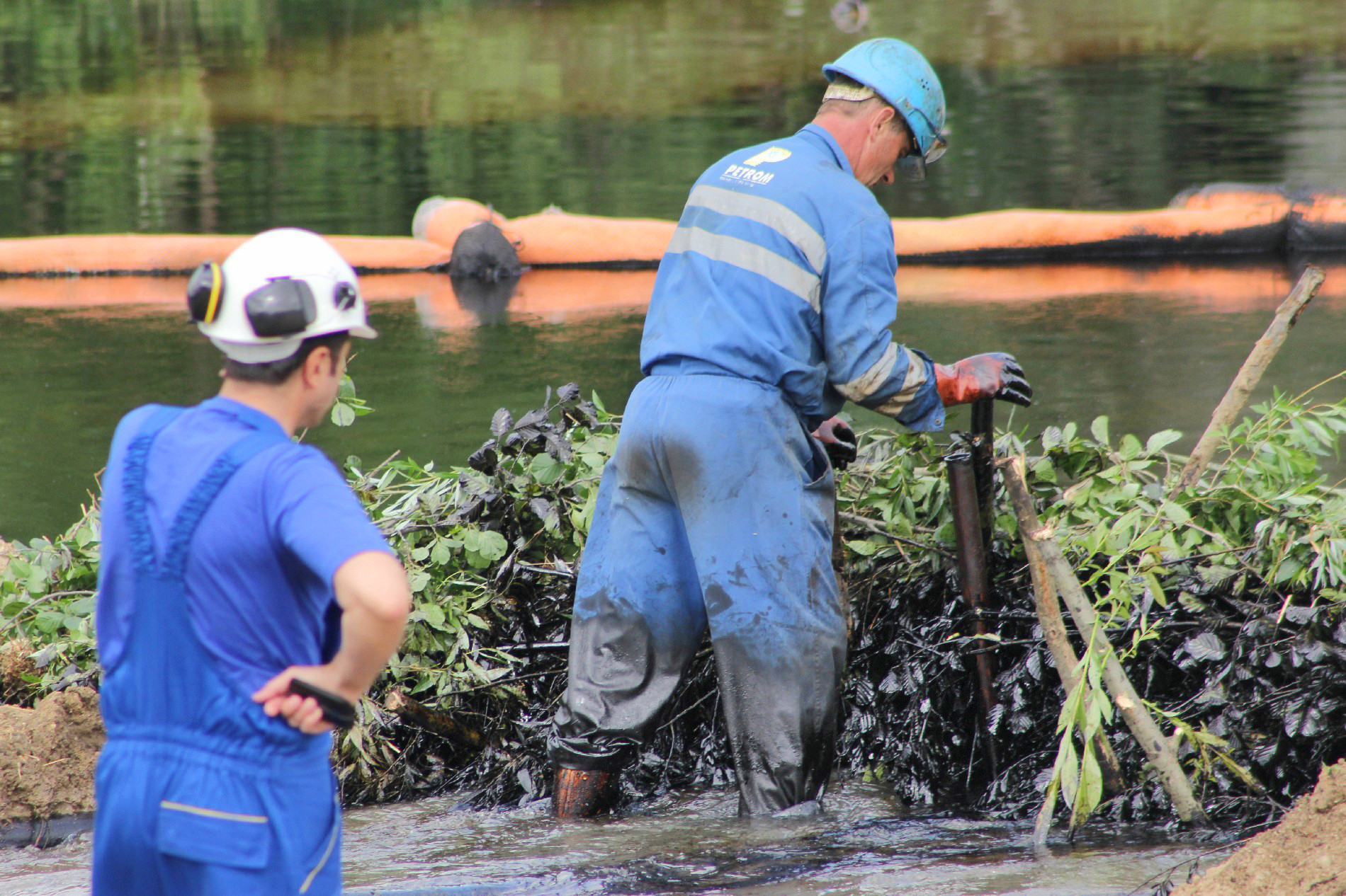 "Accident ecologic major" in Oltet. 50 de tone de titei s-au scurs, pata este de 15 kilometri