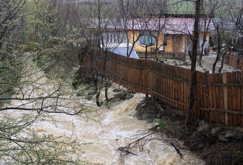 Gospodarii si garaje inundate in urma ploilor abundente cazute pe Valea Jiului