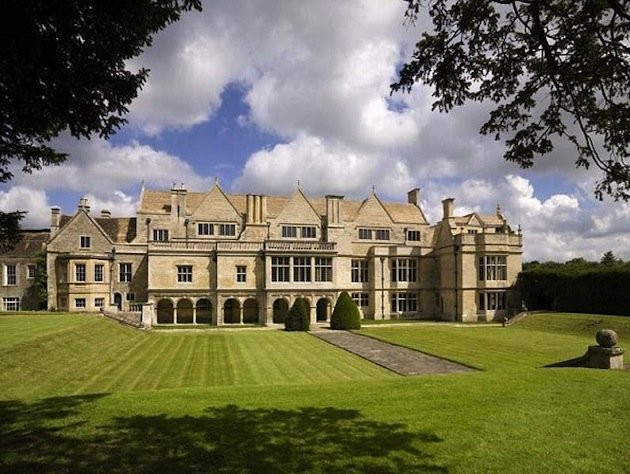 Are 48 de camere, valoreaza aproape 4 milioane de dolari, dar sa traiesti in casa asta e un cosmar