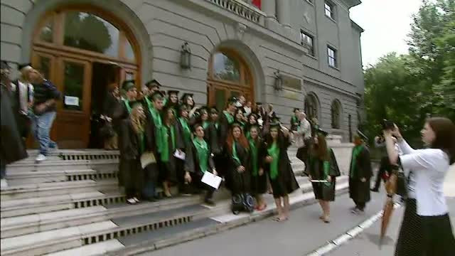 Absolventii de liceu de anul acesta au demonstrat ca sunt la moda. Noua varianta "Ani de liceu"