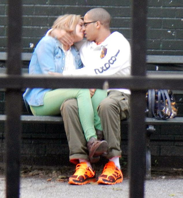 Cinci baieti au pus pariu ca-si pot seduce profesoara. Ce a urmat i-a dus pe coperta New York Times