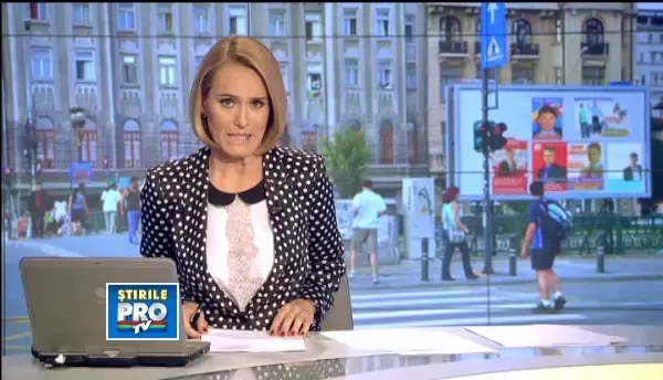 Campania electorala la sate: voluntarii lipesc afise sau striga sloganuri pentru un mic si o bere