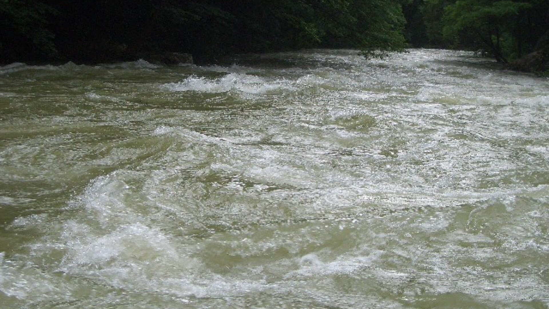 UPDATE: Pericol de inundatii in Caras-Severin. Cota de atentie a raului Cerna a fost depasita