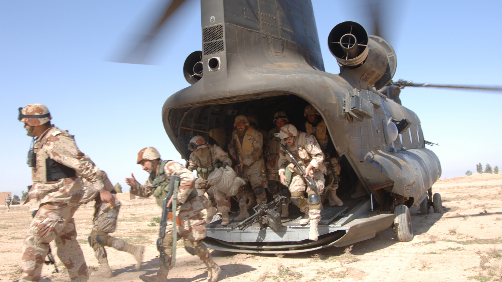 Daca te-ai saturat de vacantele "all-inclusive" iti recomandam ceva TARE: sejur intr-o BAZA MILITARA! VIDEO