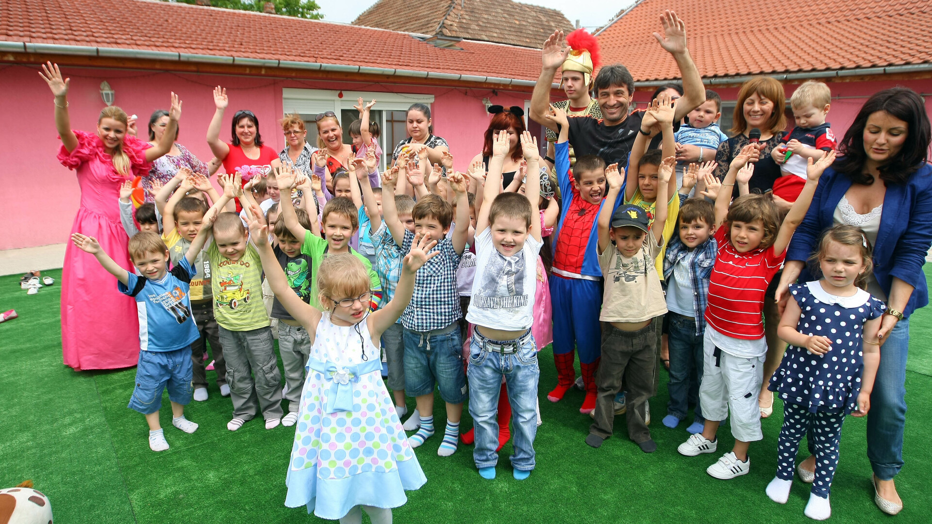 Roti si-a deschis gradinita la el acasa chiar de ziua copiilor