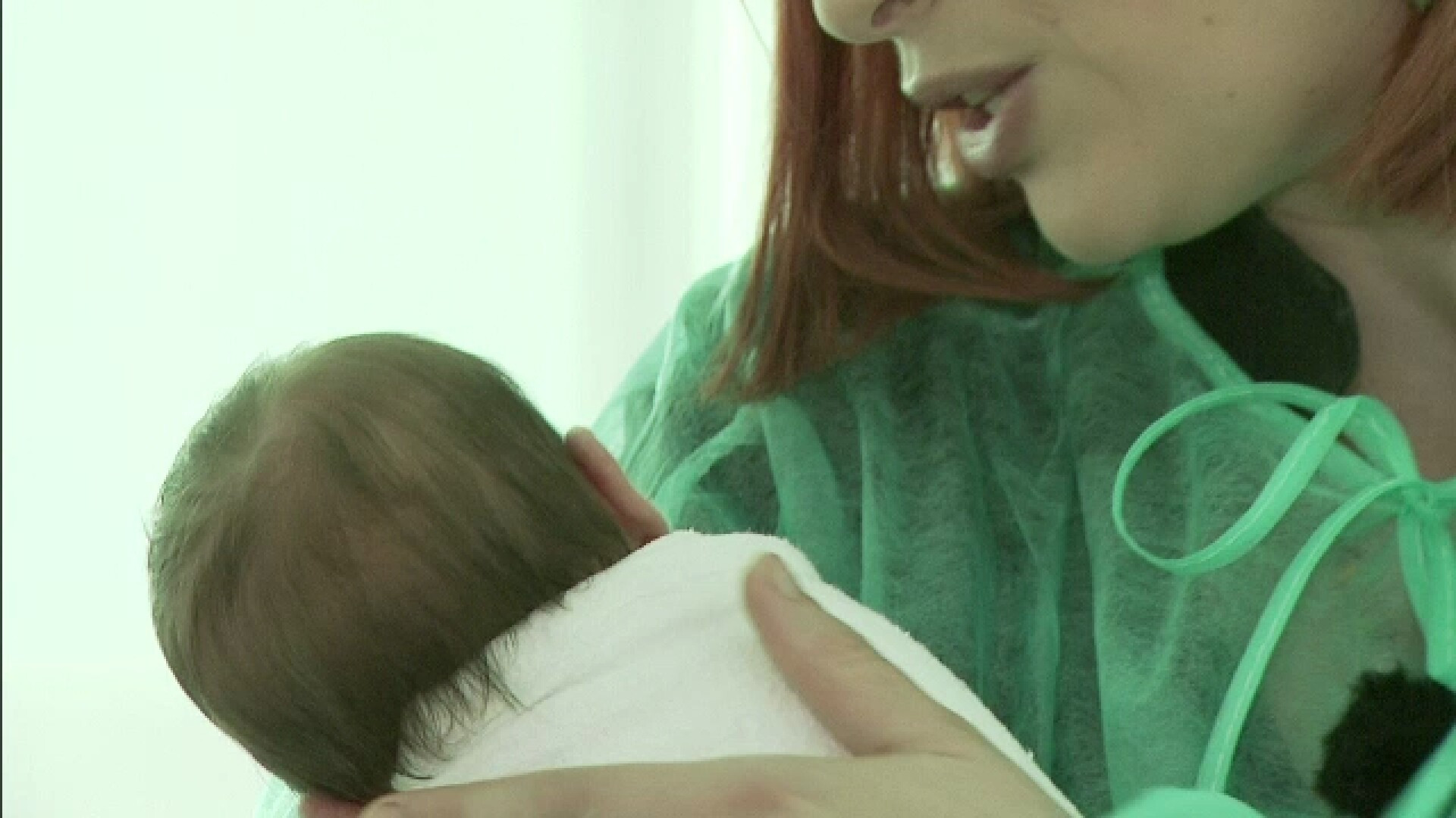 Tu stii ce mai face copilul tau? Singuri pe lume, 40.000 de copii nu-si permit un zambet de 1 iunie