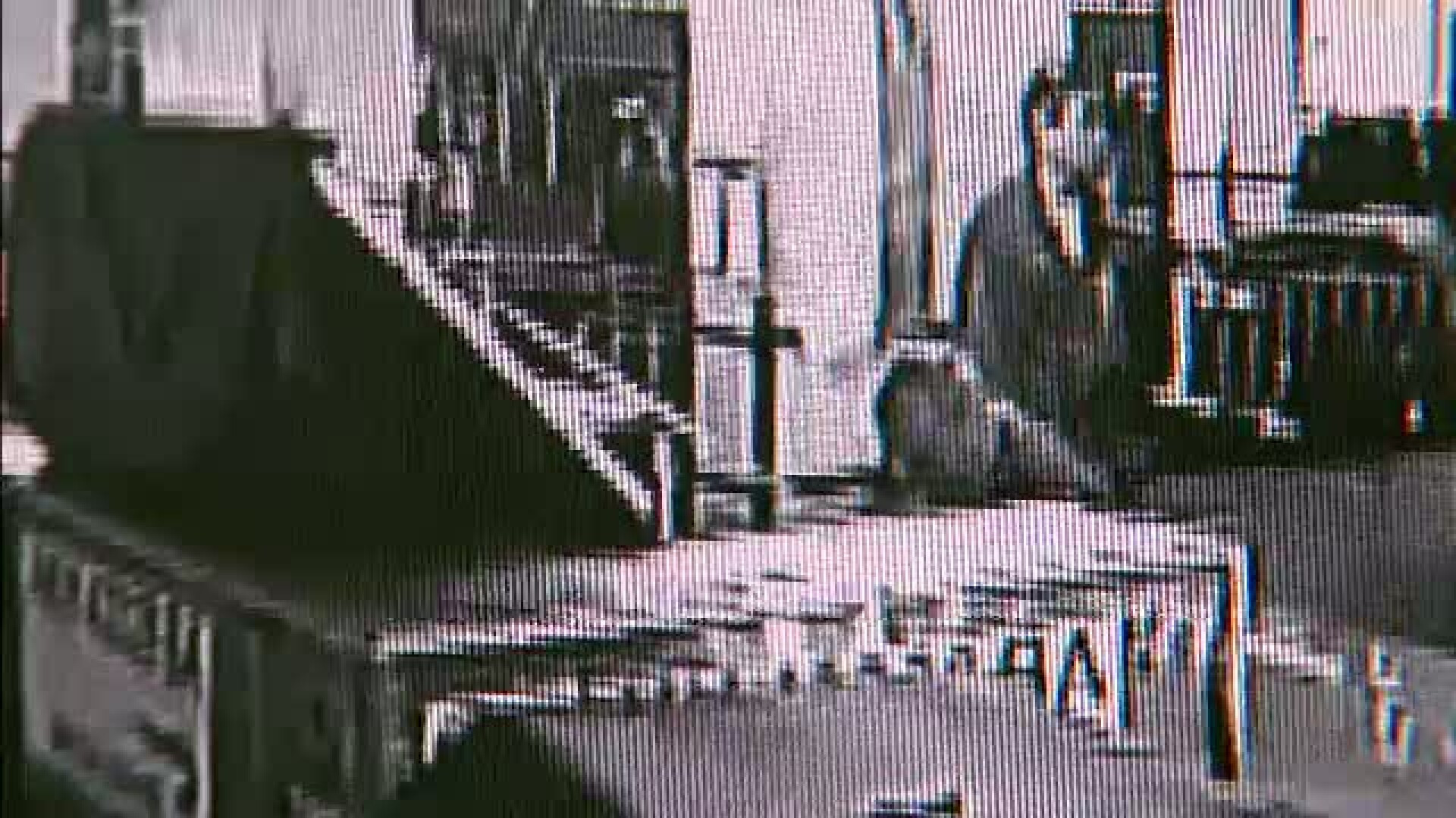 Angajati ai Aeroportului Henri Coanda, filmati in timp ce furau din bagajele pasagerilor