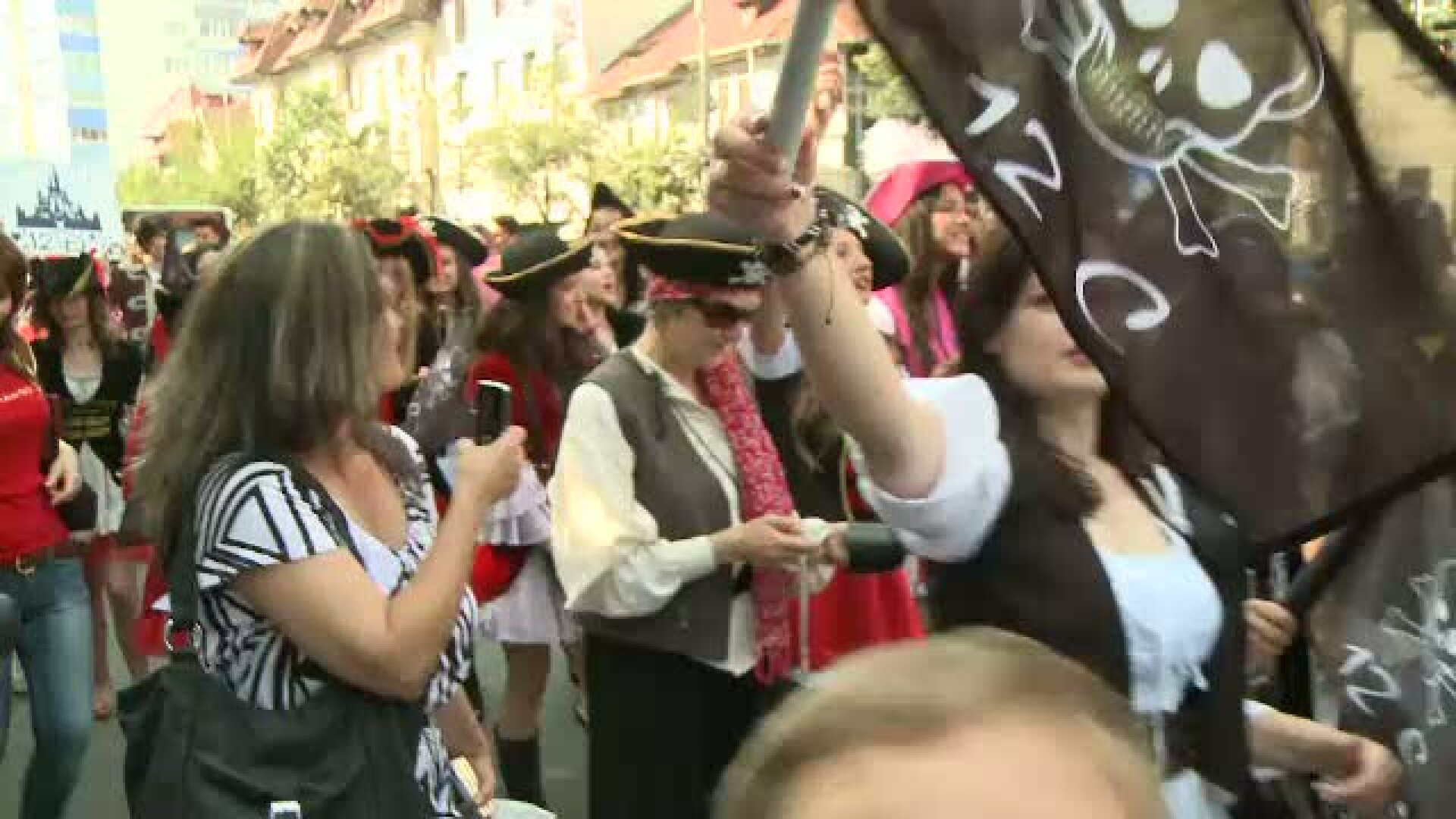 Defilarea elevilor de clasa a XII-a de la "I.L. Caragiale" a smuls trecatorilor lacrimi de nostalgie