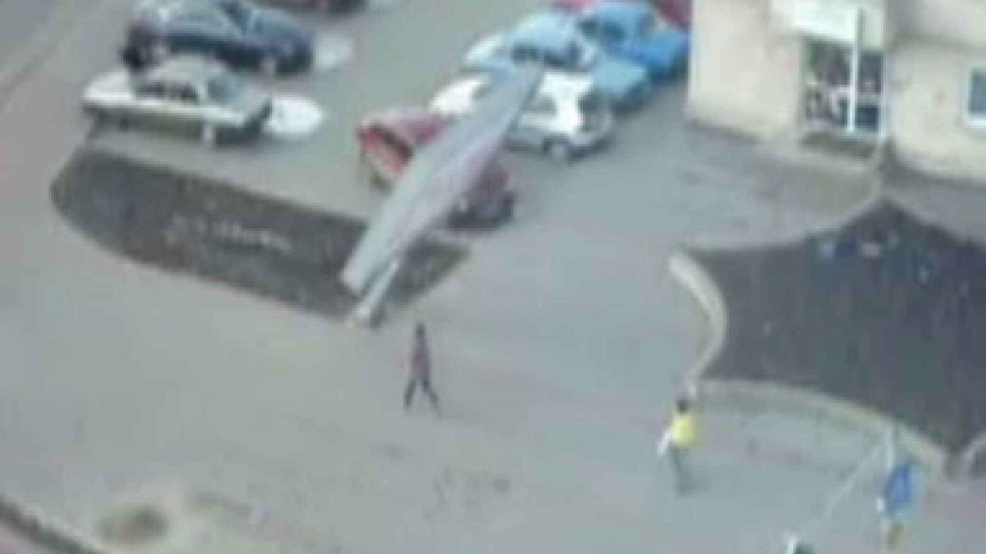 Momentul infricosator in care un panou de peste 500 kg se prabuseste langa un trecator la Pascani