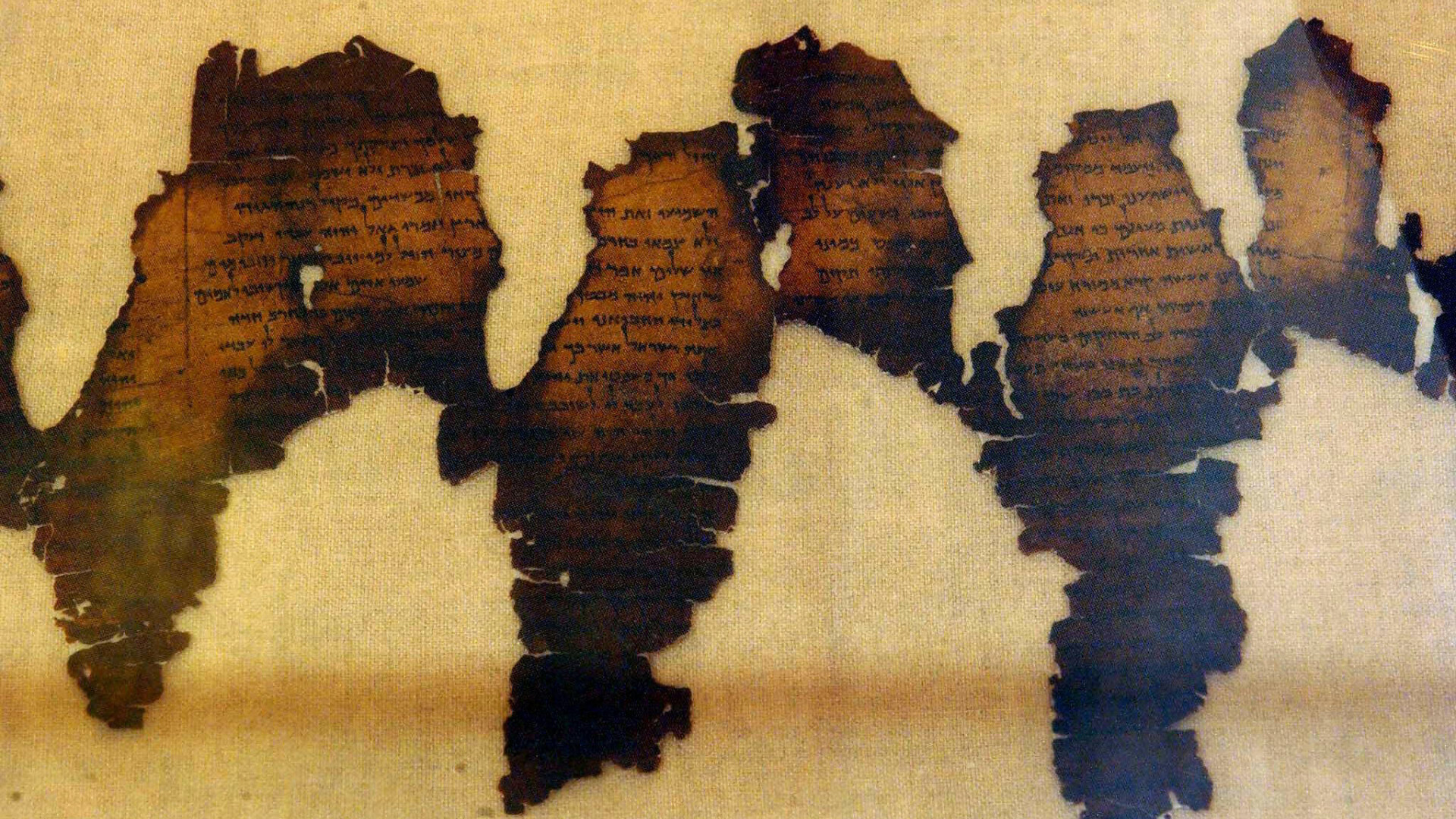 "Manuscrisele de la Marea Moarta", comoara ilegala de 33 de milioane de euro din valiza unui roman