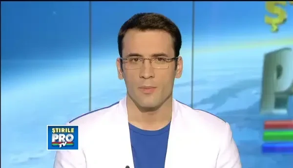 IMAGINI AMATOR: Un panou de jumatate de tona, doborat de vant intr-o zona aglomerata din Pascani