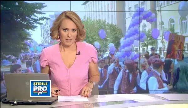 Defilarea elevilor de clasa a XII-a de la I.L. Caragiale a smuls trecatorilor lacrimi de nostalgie