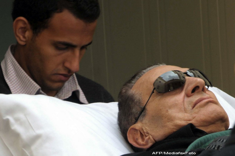 Mubarak, condamnat la inchisoare pe viata. Lacrimi si masca de oxigen la iesirea din elicopter