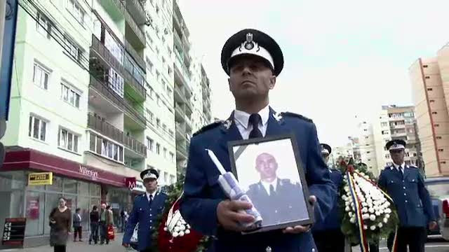 Jandarmul omorat in fata Consulatului german din Sibiu, condus pe ultimul drum de sute de oameni