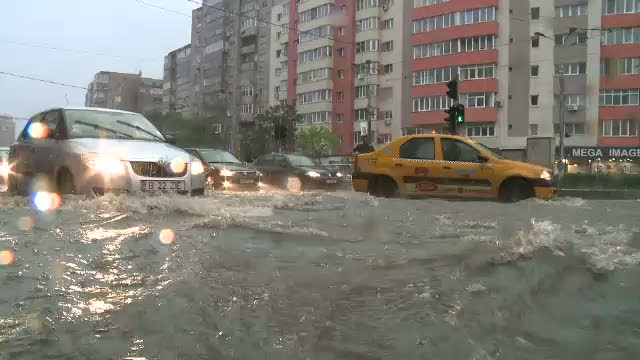 Taximetristii si farmaciile, cei mai castigati de pe urma ploilor. Cine a avut de pierdut