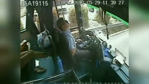 VIDEO. Grav ranit, un sofer de autobuz isi salveaza pasagerii. El nu a supravietuit