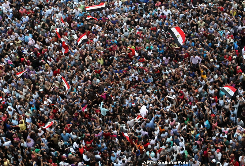 Egiptenii, din nou in strada. 10.000 de oameni protesteaza la Cairo, dupa sentinta data lui Mubarak