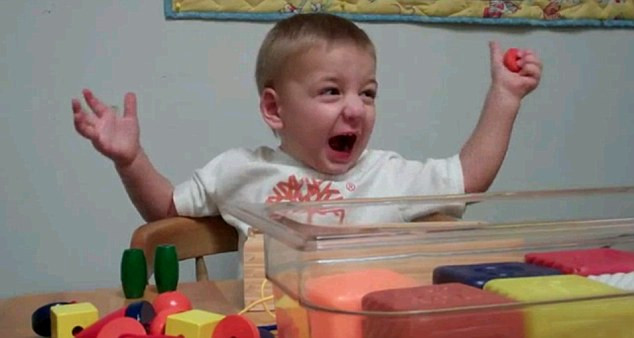 Reactia SENZATIONALA a unui baietel de 2 ani care aude, pentru prima data, vocea mamei VIDEO