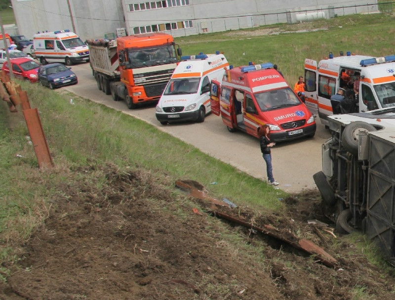 Un mort si 12 raniti, dupa ce un autocar cu turisti ucraineni s-a rasturnat in Vrancea