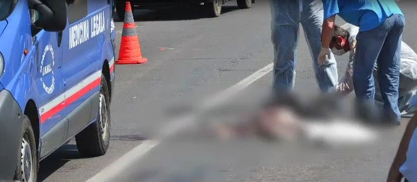 IMAGINI SOCANTE. A platit cu viata pentru o "economie" de cativa metri. Batrana ucisa pe sosea