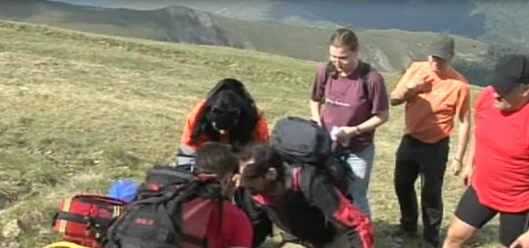 O masina de teren s-a prabusit intr-o rapa, dupa ce drumul forestiar pe care mergea s-a surpat