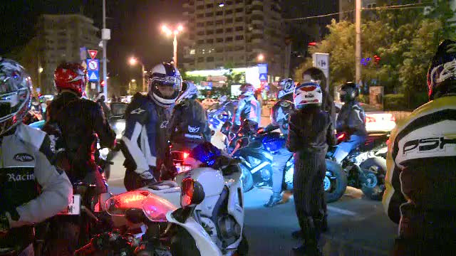 Prietenii motociclistului mort intr-un accident produs in Capitala s-au strans la locul tragediei