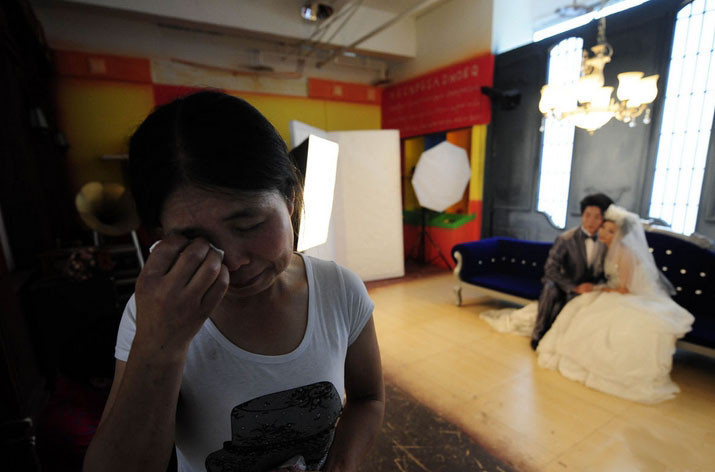 Fotograful avea lacrimi in ochi cand a facut acest album de nunta. Povestea mirilor e cutremuratoare