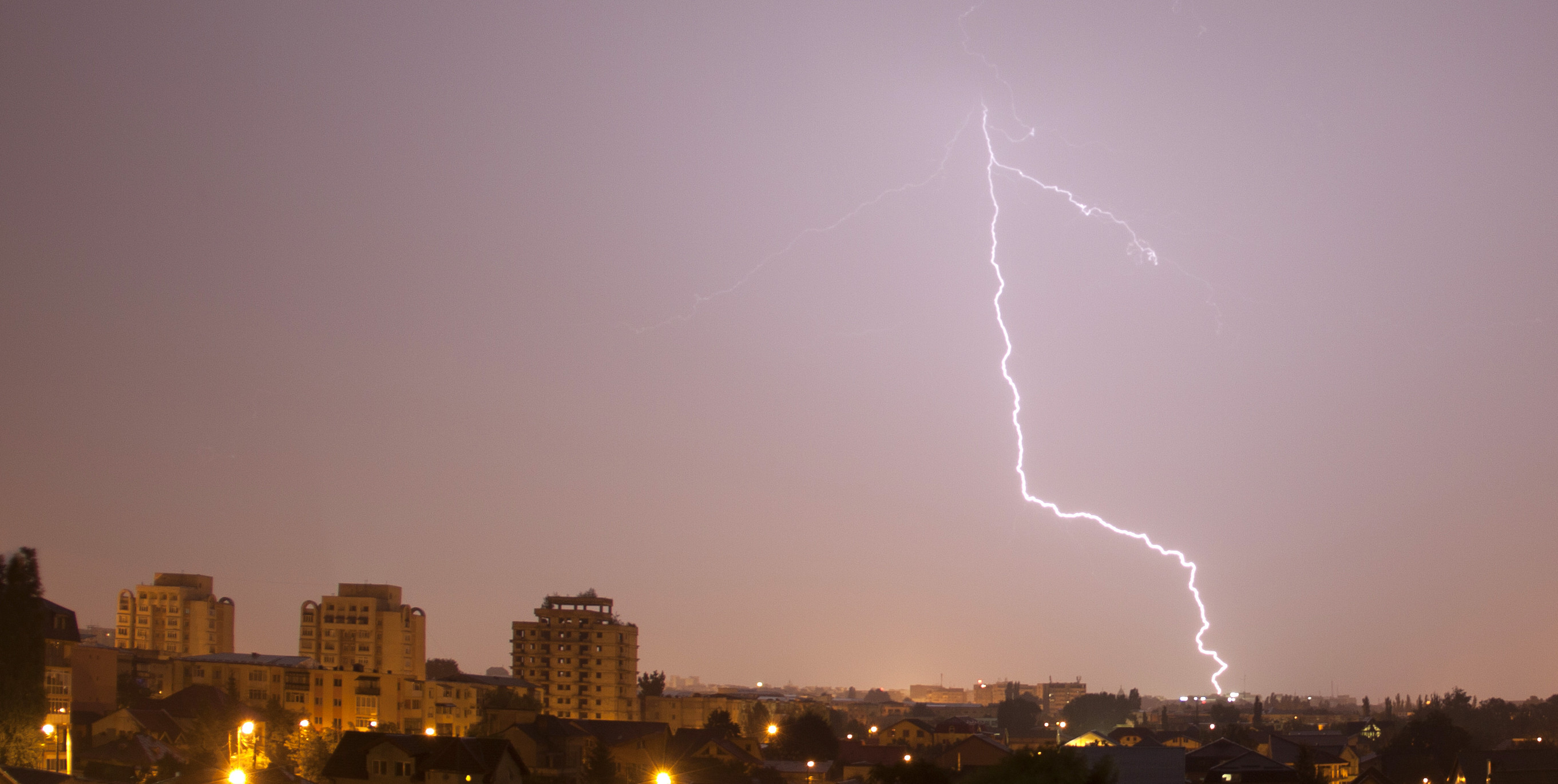 Ministerul Mediului anunta ca luna iunie va fi ploioasa. Ponta cere "vigilenta" autoritatilor
