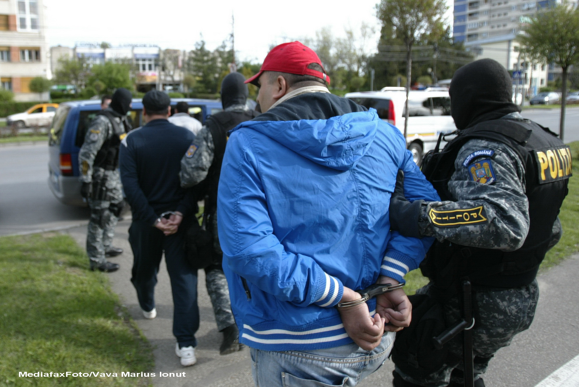 Traficanti de droguri din 4 judete, prinsi de DIICOT. Vindeau cannabis si ecstasy in LICEE