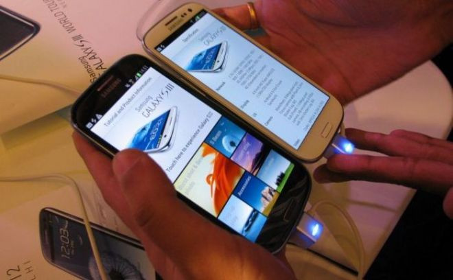 Liderul pietei de smartphone si-ar putea amana noile produse. Samsung se resimte dupa lovitura Apple