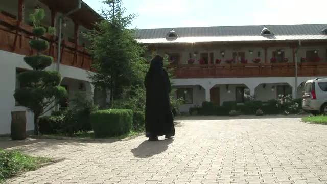Drama unei maicute. O acuza pe stareta manastirii ca o bate, dar nu poate face plangere la politie