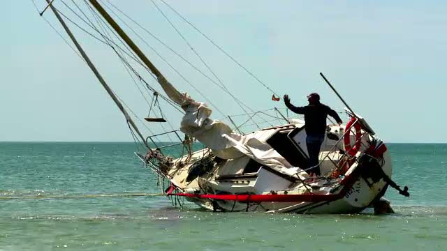 Alertă în Mamaia. Pasagerii unui yaht au fost salvați după ce nava a lovit o stâncă
