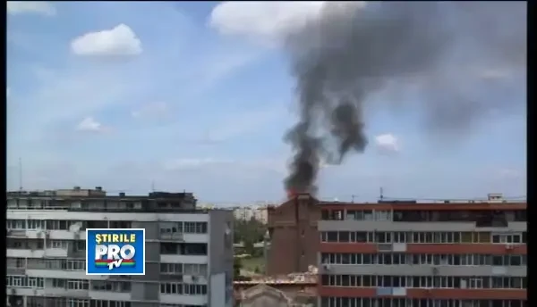 Incendiu la Moara lui Assan din Capitala. Un elicopter a intervenit pentru stingerea flacarilor