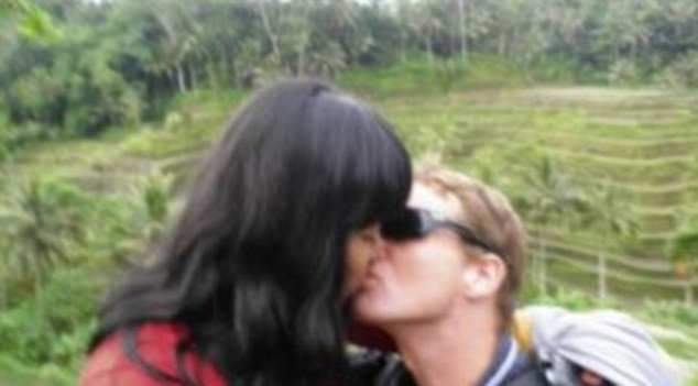 Un barbat aflat in coma a inceput sa planga dupa ce a auzit vocea iubitei la telefon