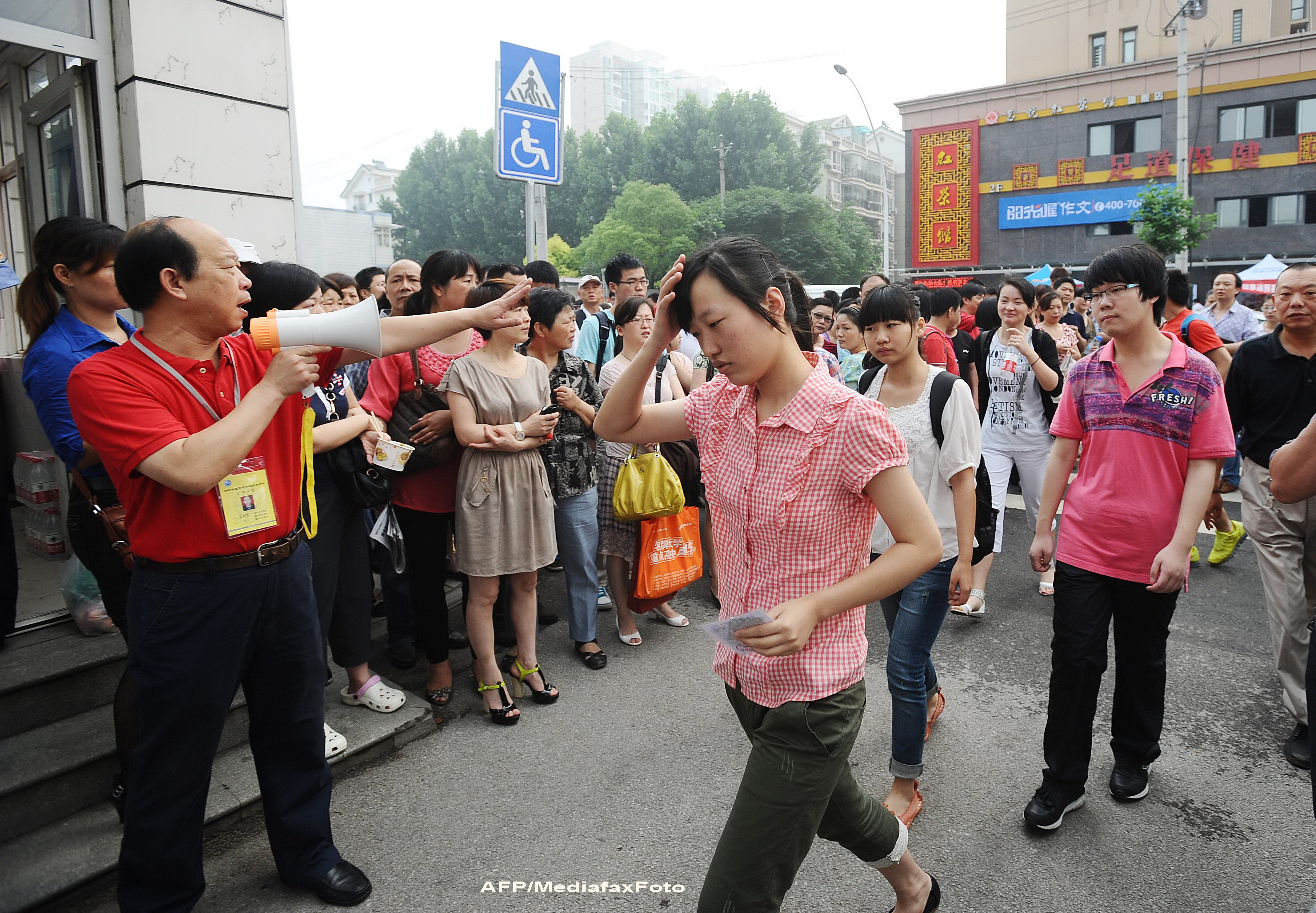 9 milioane de chinezi se lupta pentru un loc la facultate cu hormoni, pastile si "camere norocoase"