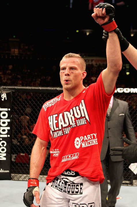 Un luptator UFC a salvat doi tineri care erau agresati intr-o statie de autobuz