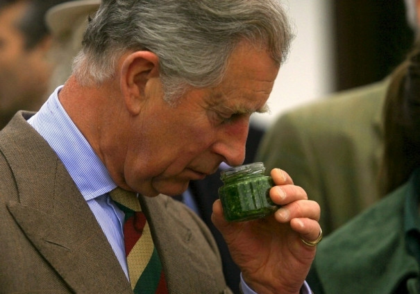 Printul Charles a comandat 100 de borcane de miere si SUC DE SOC din Romania! VIDEO