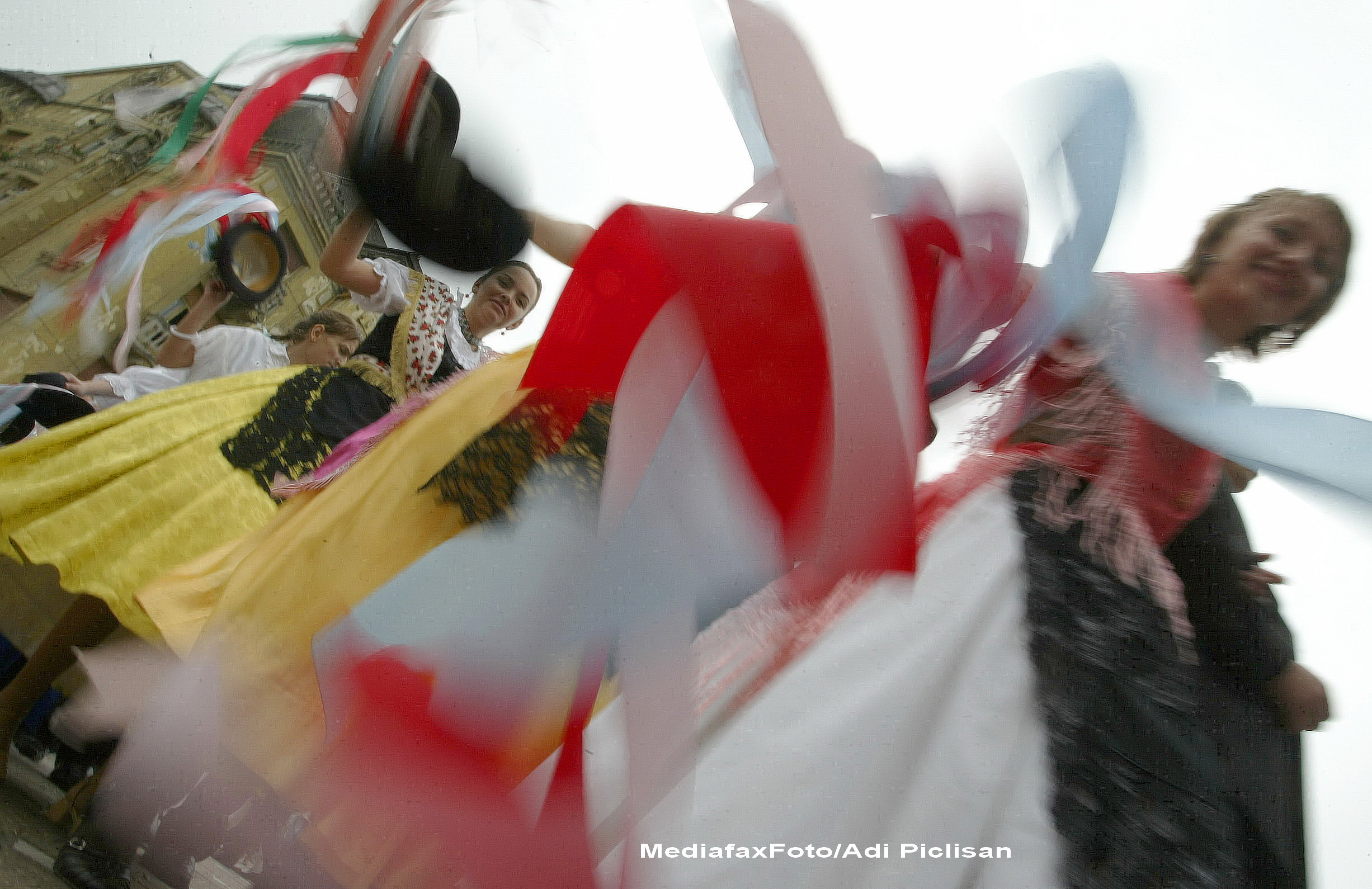 Flashmob pe muzica populara. Aproape 300 de tineri au dansat in strada si i-au molipsit pe trecatori