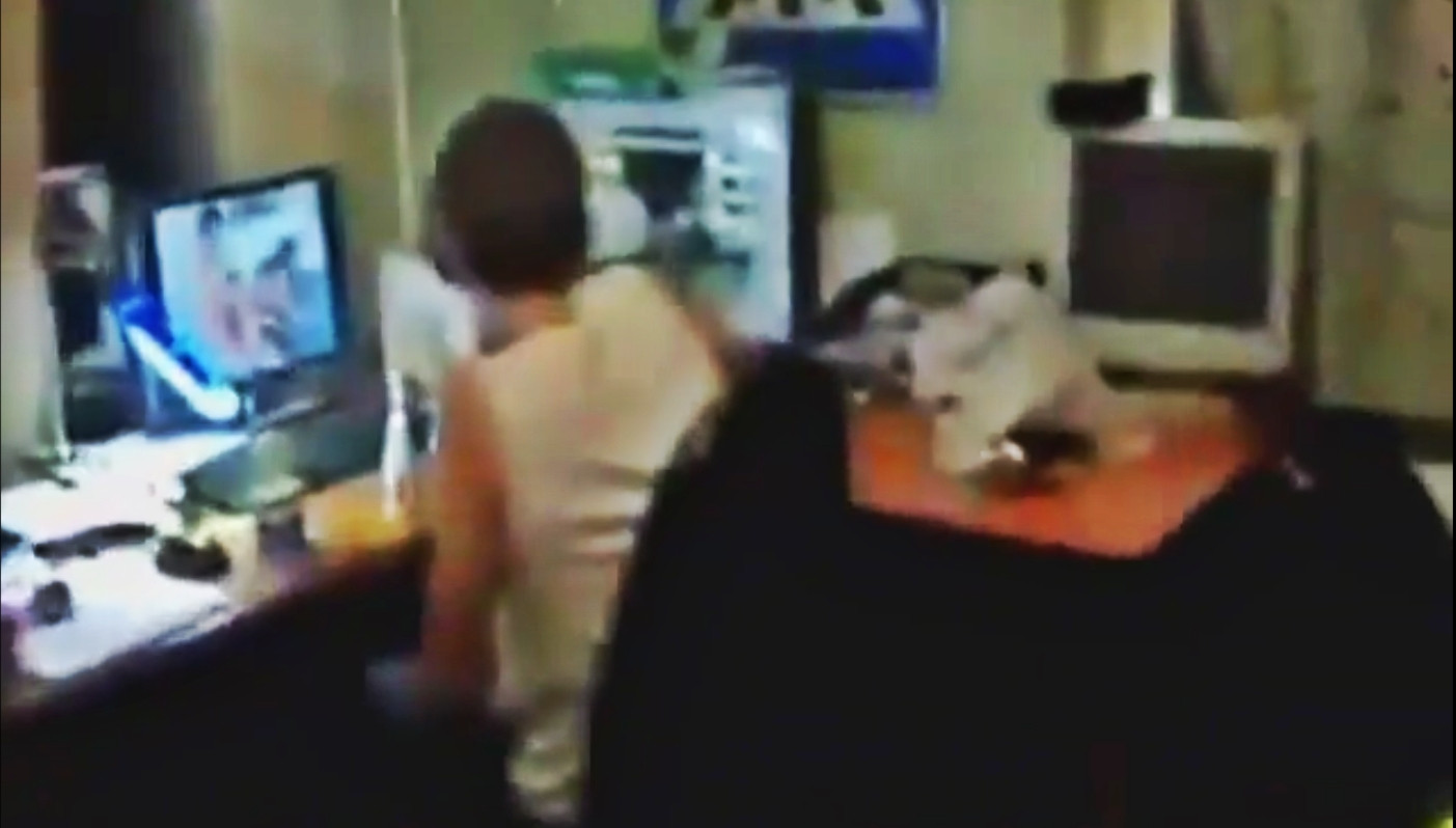 VIDEO din camin. Un student, surprins de colegul sau in timp ce se uita la un film pentru adulti