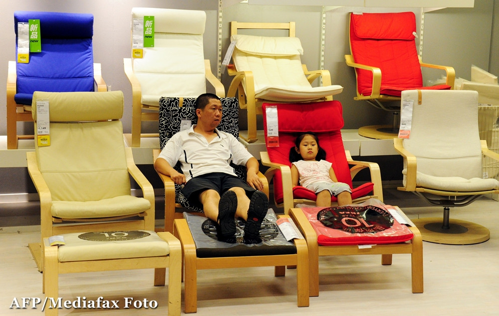 Asiaticii rosesc in fata rafturilor de la Ikea. Cum sa le spunem copiilor ca dam banii pe "sex"