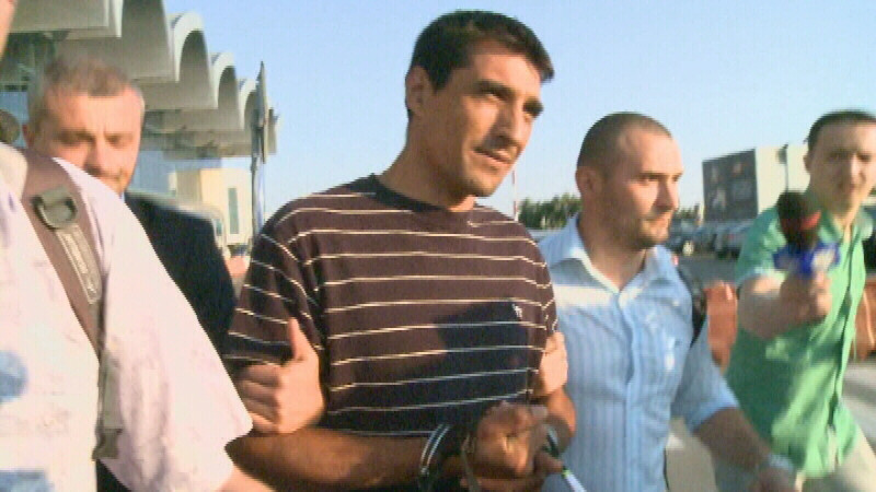 Criminal prins in Grecia si adus in tara dupa 12 ani. Si-a ucis tatal, iar mama l-a ajutat sa fuga