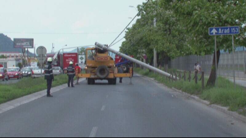 Pericol urias pe E66. Un stalp a cazut peste firele electrice, iar circulatia a fost deviata