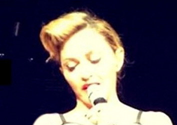 Zeci de mii de musulmani scandalizati de ce le-a aratat Madonna in timpul concertului. FOTO